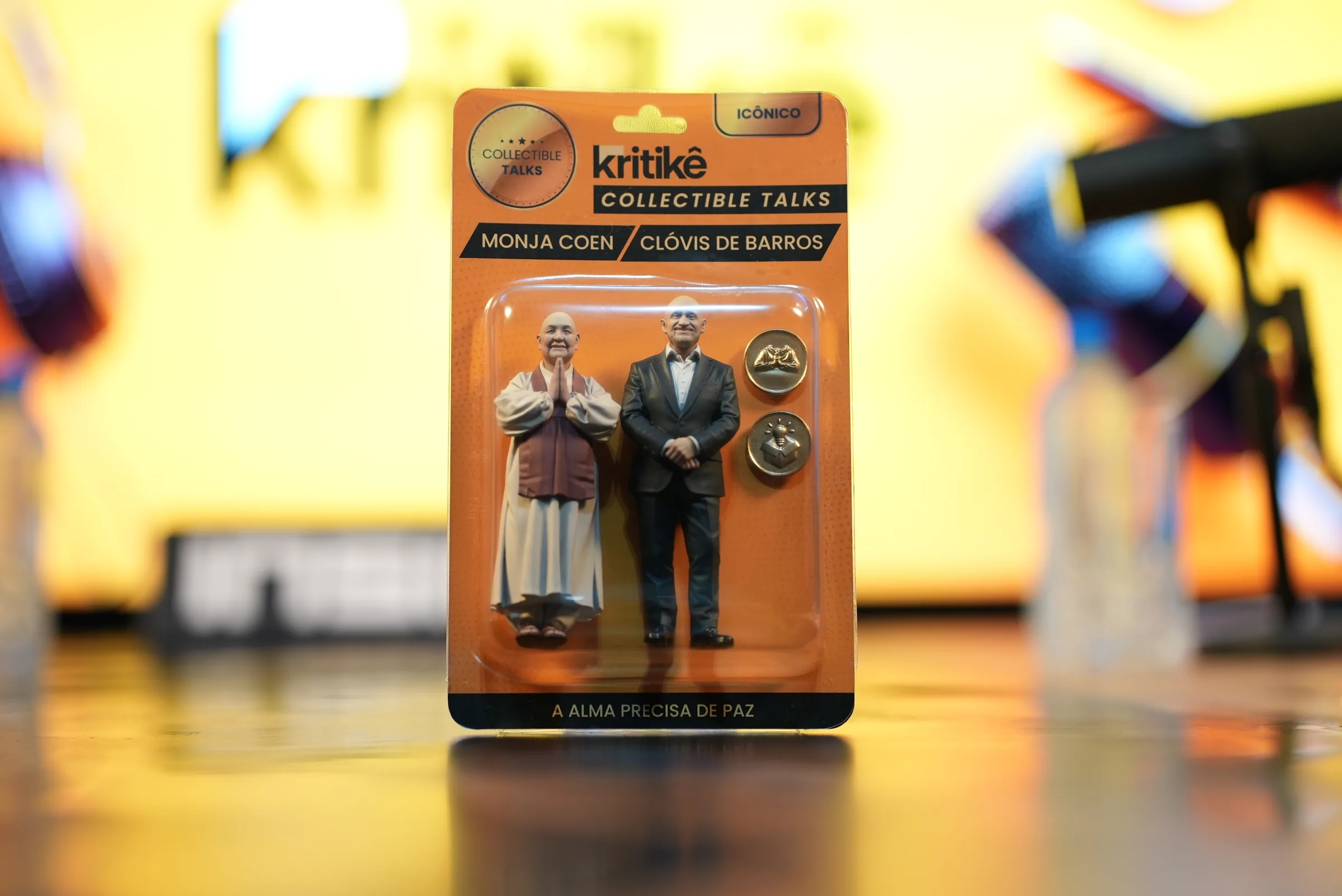 Foto boneco Monja Coen e Clóvis de Barros do Kritikê