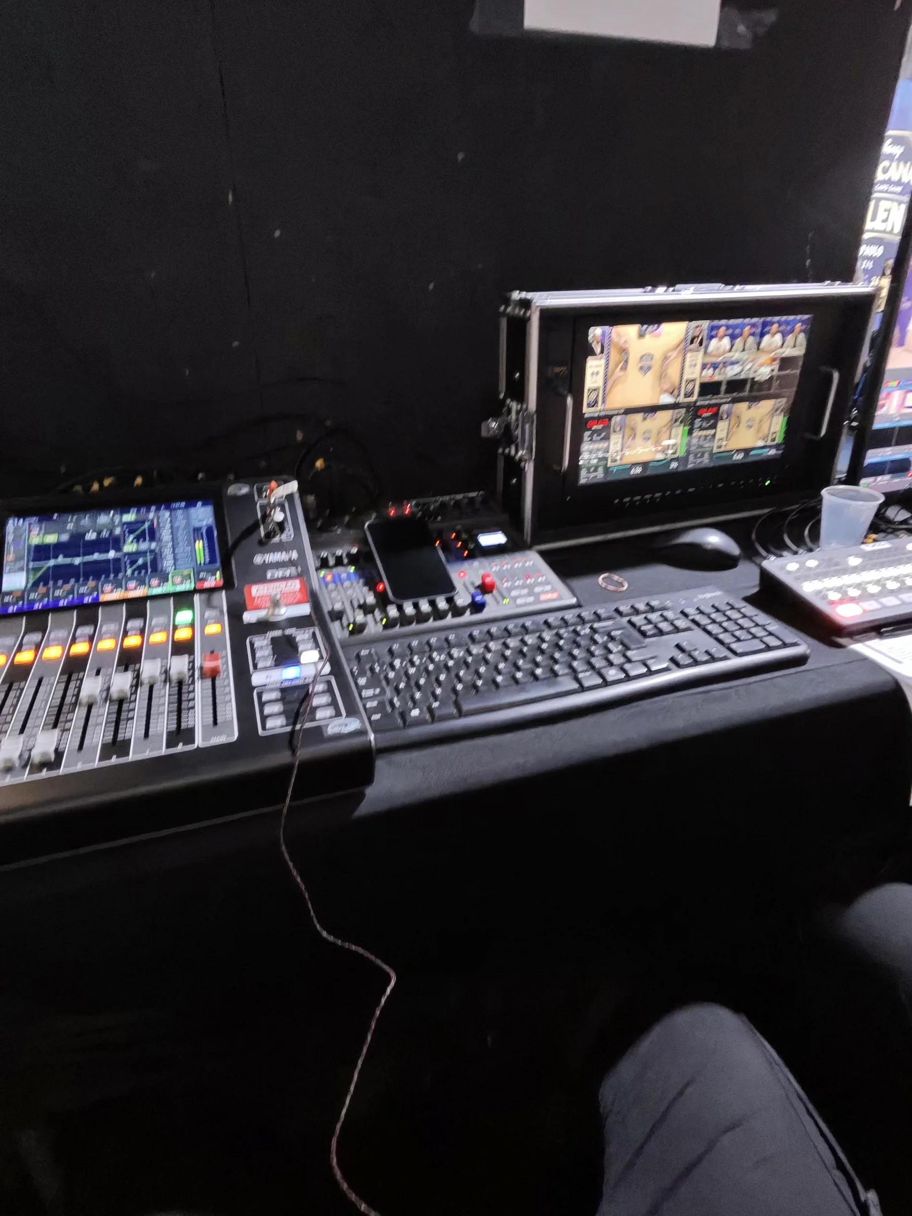 Mesa de operação de live com mesa de som e multiview com câmeras