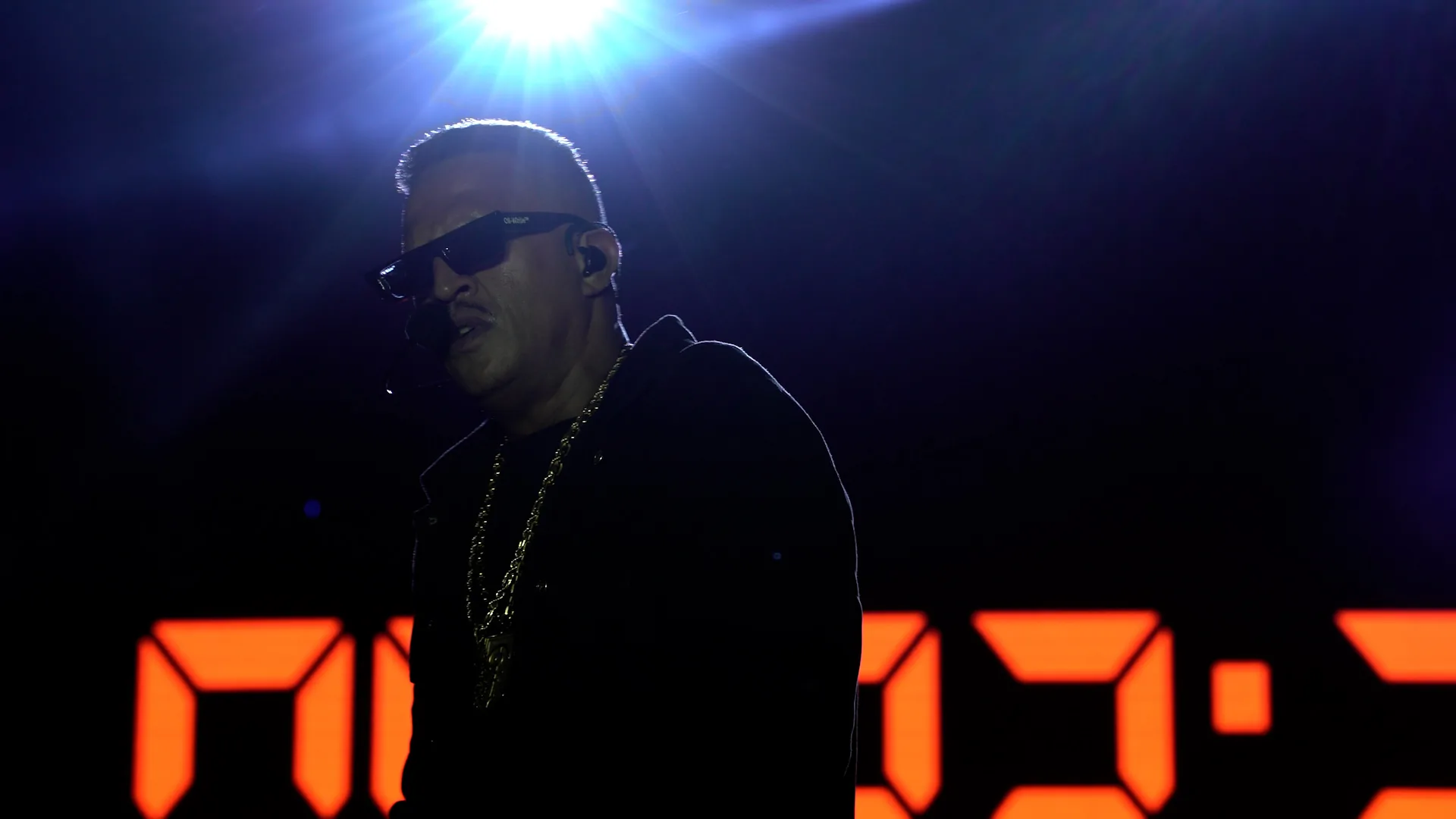 Mano Brown em show, frame do vídeo produzido pela Susto