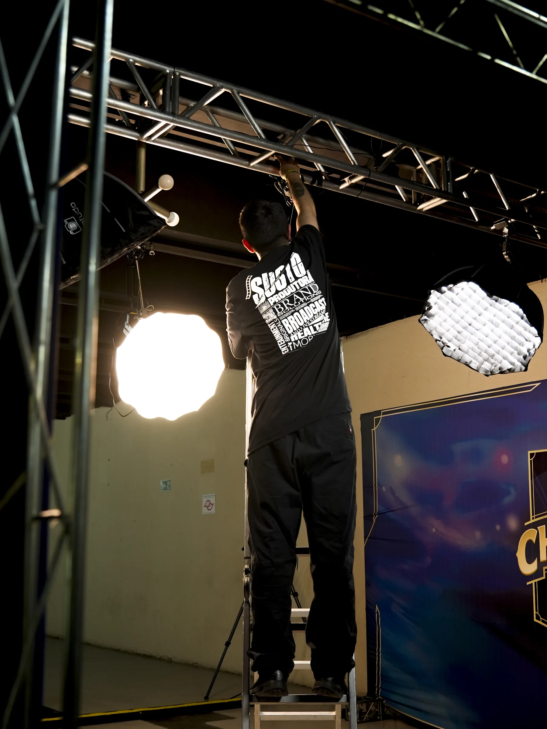 Bastidores de montagem de iluminação em set da Susto Produtora